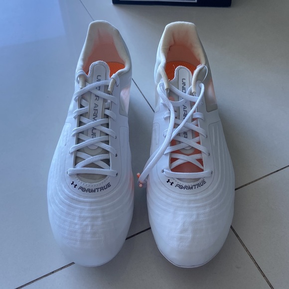 Soccer cleats - Picture 2 of 4